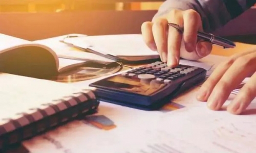 工资现金支付，违法辞退员工赔偿金会少一些？